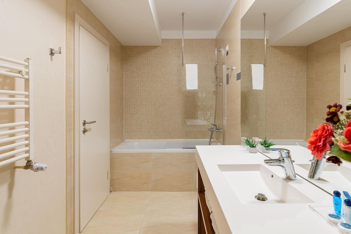 Grand Deluxe Room | 1 bedroom, memory foam beds, minibar, in-room safe