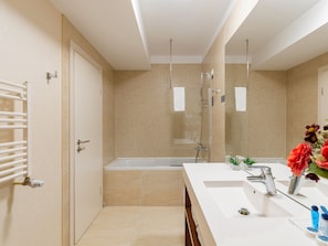 1 habitación, colchones con efecto memoria y minibar 