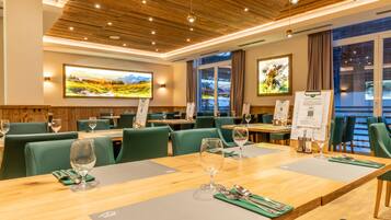 Breakfast and dinner served, international cuisine