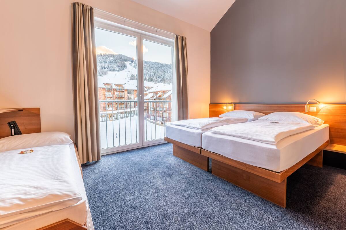 Standaard kamer, 1 twee- of 2 eenpersoonsbedden, 1 slaapkamer, balkon | Een kluis op de kamer, een bureau, verduisterende gordijnen