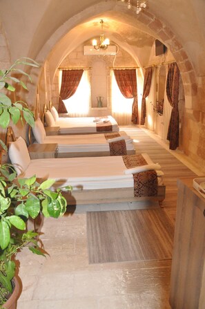 ميني بار ومكتب ومساحة عمل للكمبيوتر المحمول وستائر تعتيم