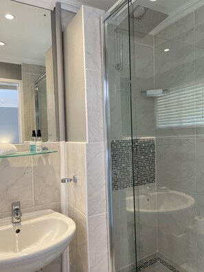 Double Deluxe (Twin or King beds) | Bathroom