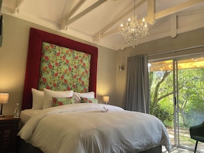 Twin with kitchenette | Egyptian cotton sheets, premium bedding, pillowtop beds, in-room safe - Patcham Place B&B (Clarens)