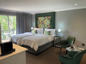 Double Queen | Egyptian cotton sheets, premium bedding, pillowtop beds, in-room safe - Patcham Place B&B (Clarens)