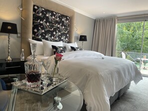 Deluxe kamer, 1 twee- of 2 eenpersoonsbedden, uitzicht op bergen | Lakens van Egyptisch katoen, luxe beddengoed, pillowtop-bedden
