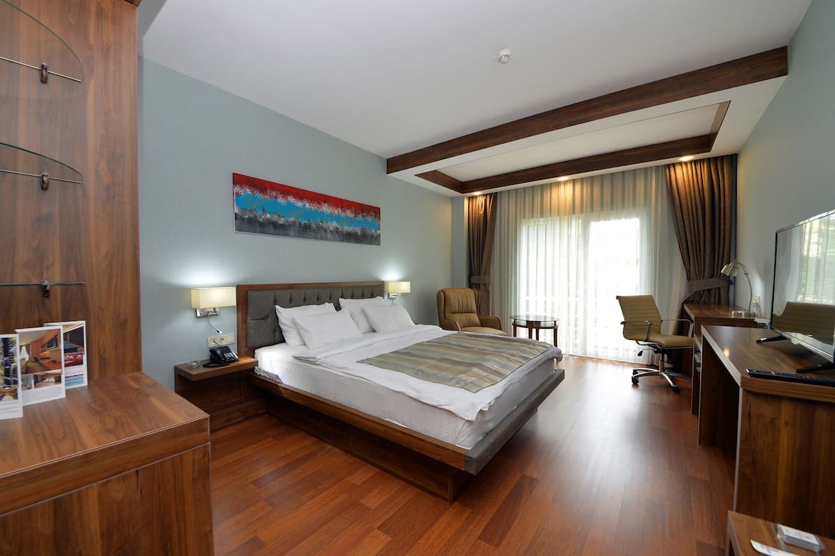 1 bedroom, premium bedding, minibar, in-room safe