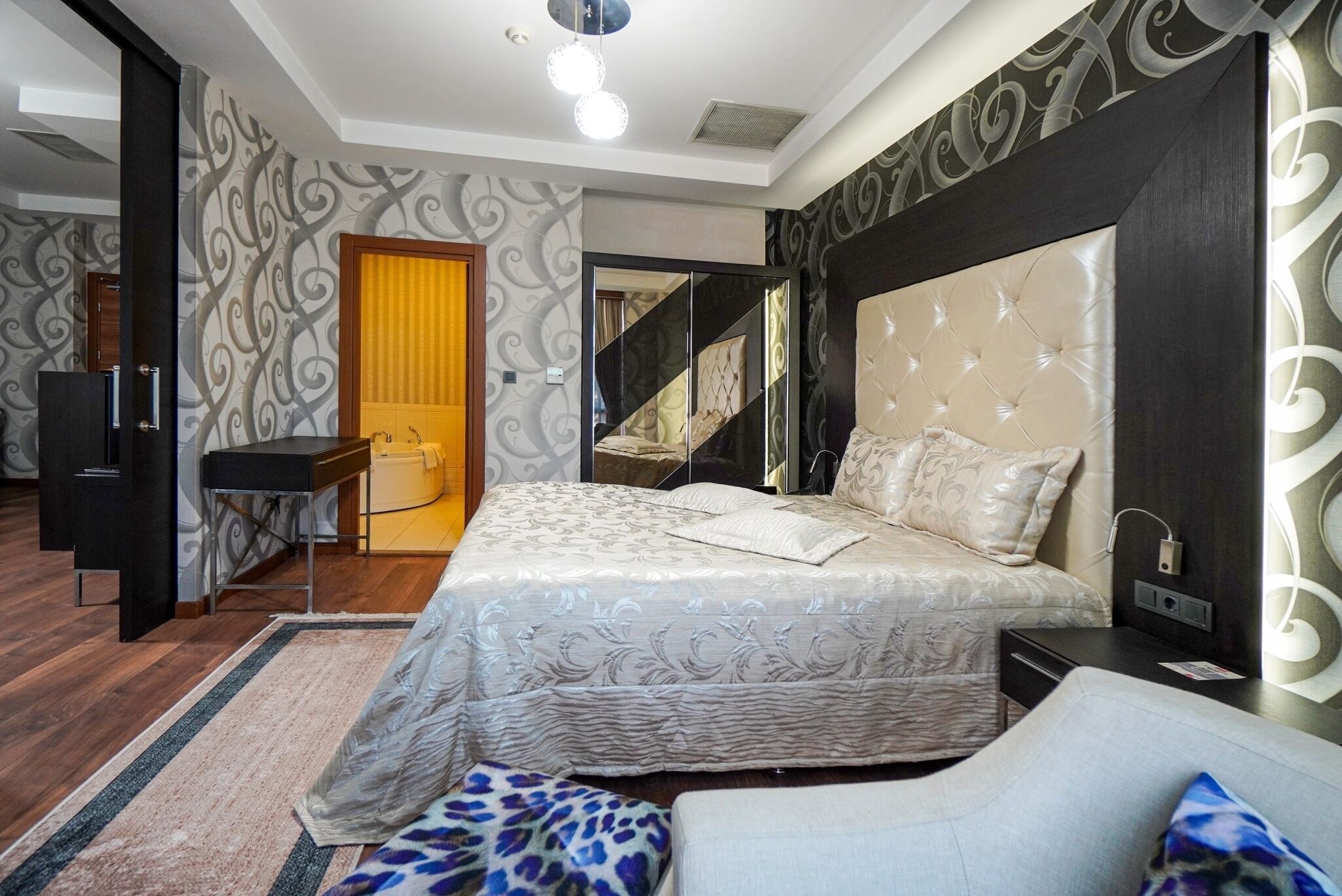 Ropa de cama de alta calidad y minibar 