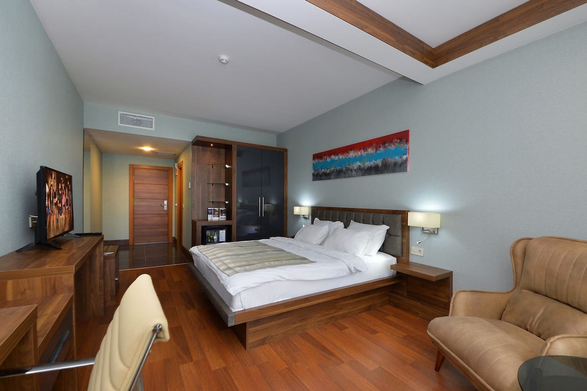 1 bedroom, premium bedding, minibar, in-room safe