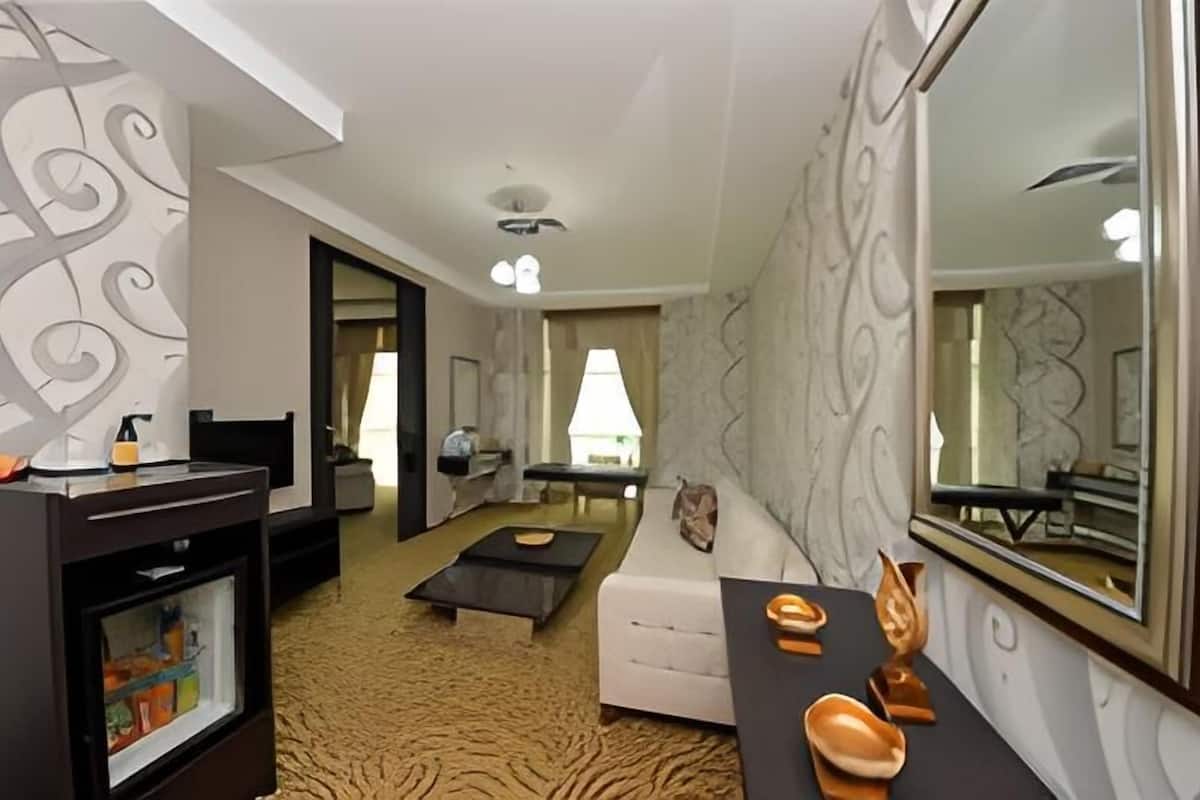 comfort suite, 1 bedroom, jetted tub | living area | flat-screen tv