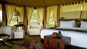Luxury-Zelt, 1Â King-Bett | Hochwertige Bettwaren, Betten mit Memory-Foam-Matratzen, Schreibtisch