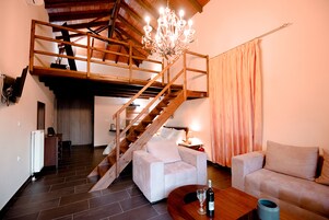 Quarto casal luxo | Frigobar, cofres nos quartos, individualmente decorados, escrivaninha