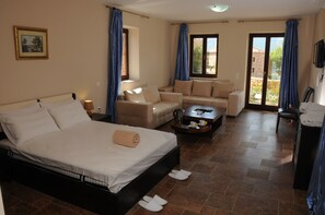 Minibar, caja de seguridad en la habitación y decoración personalizada 