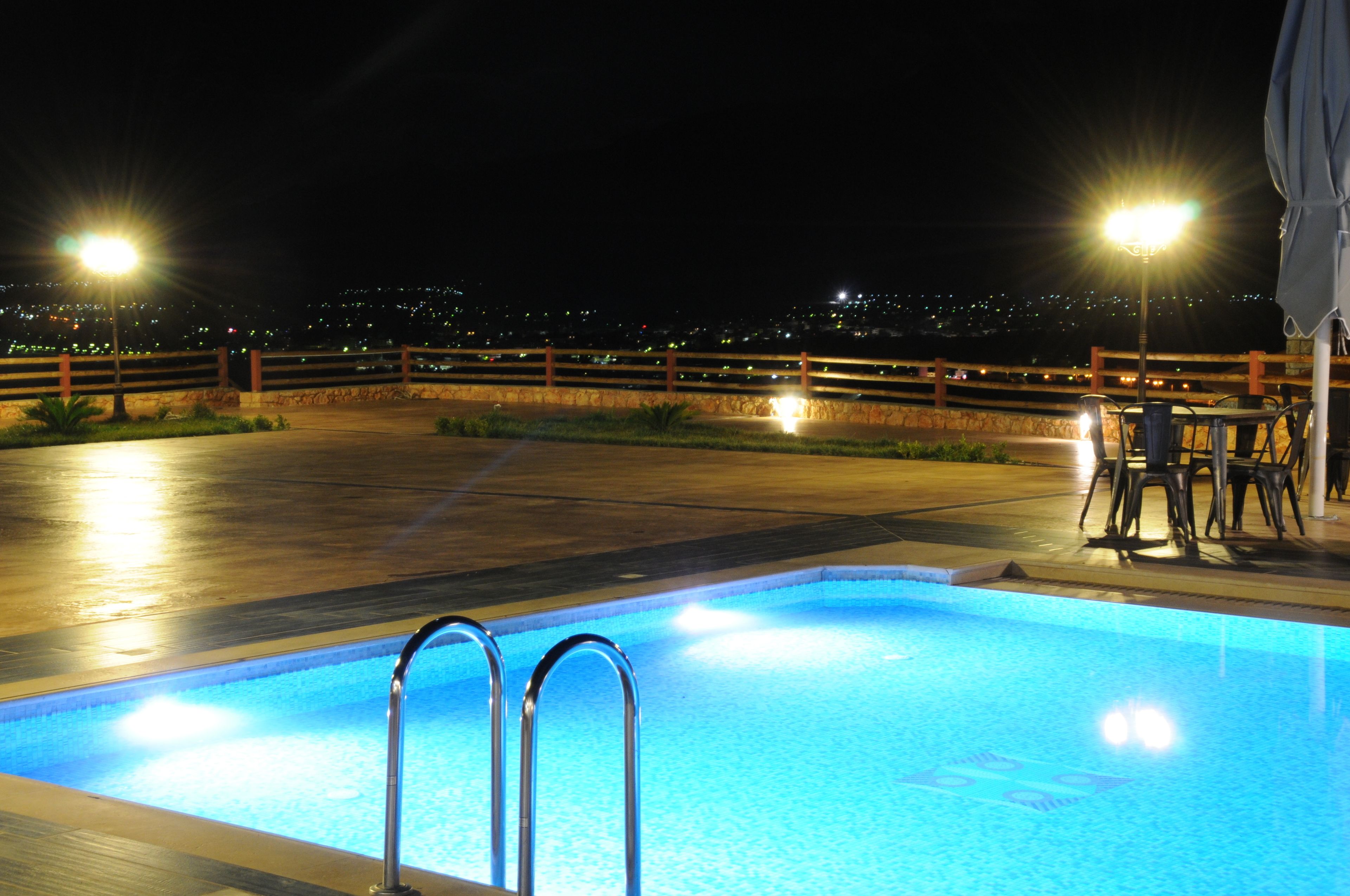 Außenpool (je nach Saison geöffnet), Sonnenschirme, Liegestühle