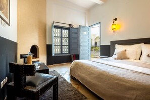 高級雙人房 (Café) | 高級寢具、房內夾萬、遮光窗簾/窗簾、隔音