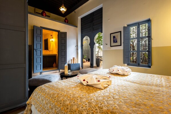 Habitación superior con 1 cama doble o 2 individuales (Safran) | Ropa de cama de alta calidad, caja fuerte, cortinas opacas