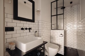 Double Room (Nightlife experience room) | Bathroom | Shower, rainfall showerhead, free toiletries, hair dryer - Adam Downtown (Amsterdam)