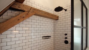 Deluxe driepersoonskamer | Badkamer met douche
