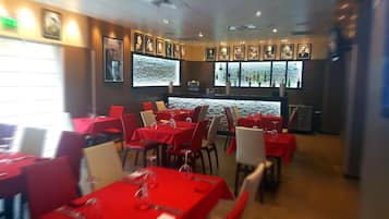 Se sirven desayunos, comidas, cenas y cocina local e internacional