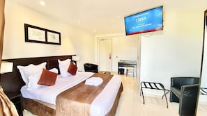 Comfort-Doppelzimmer | Hochwertige Bettwaren, Zimmersafe, Verdunkelungsvorhänge