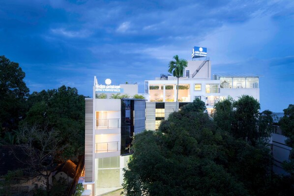 Un hôtel moderne avec une enseigne bien visible indiquant « Hôtel et salles de réception Portico ».