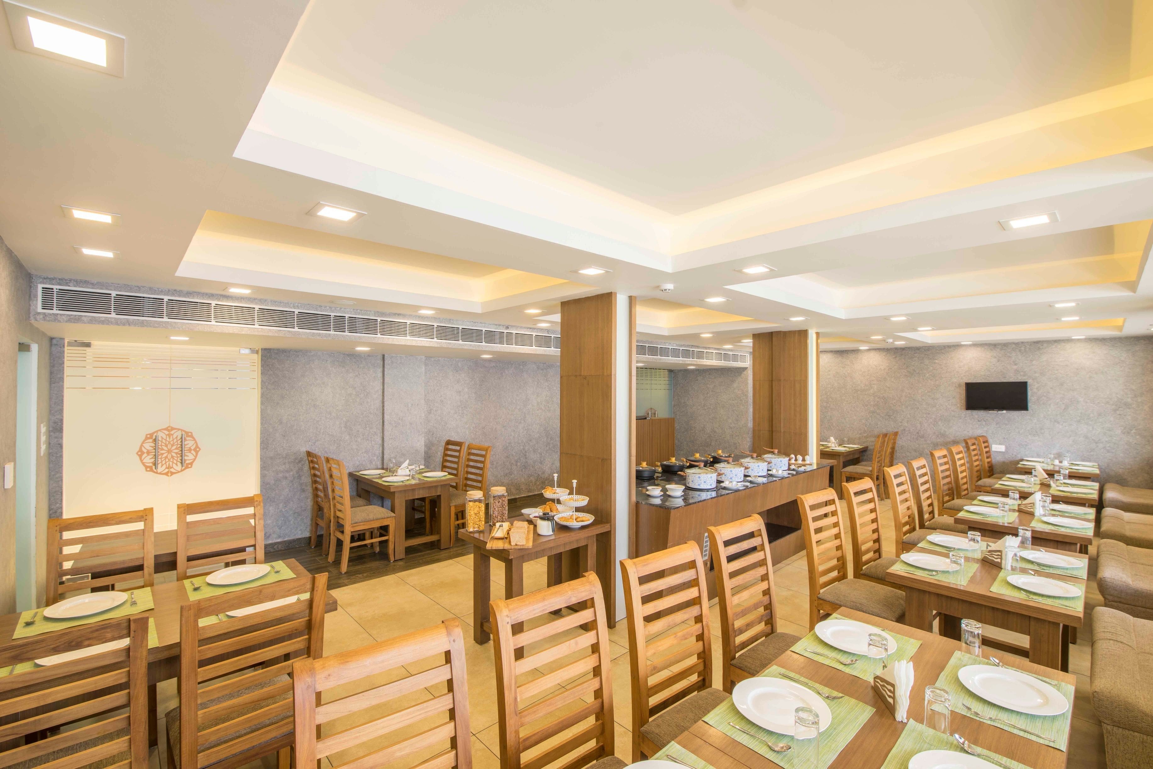 breakfast, lunch, dinner served; international cuisine