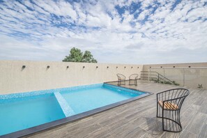 Sebuah kolam renang di atap