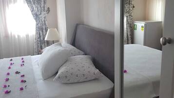 Quarto casal standard, para não fumantes | Frigobar, Wi-Fi de cortesia