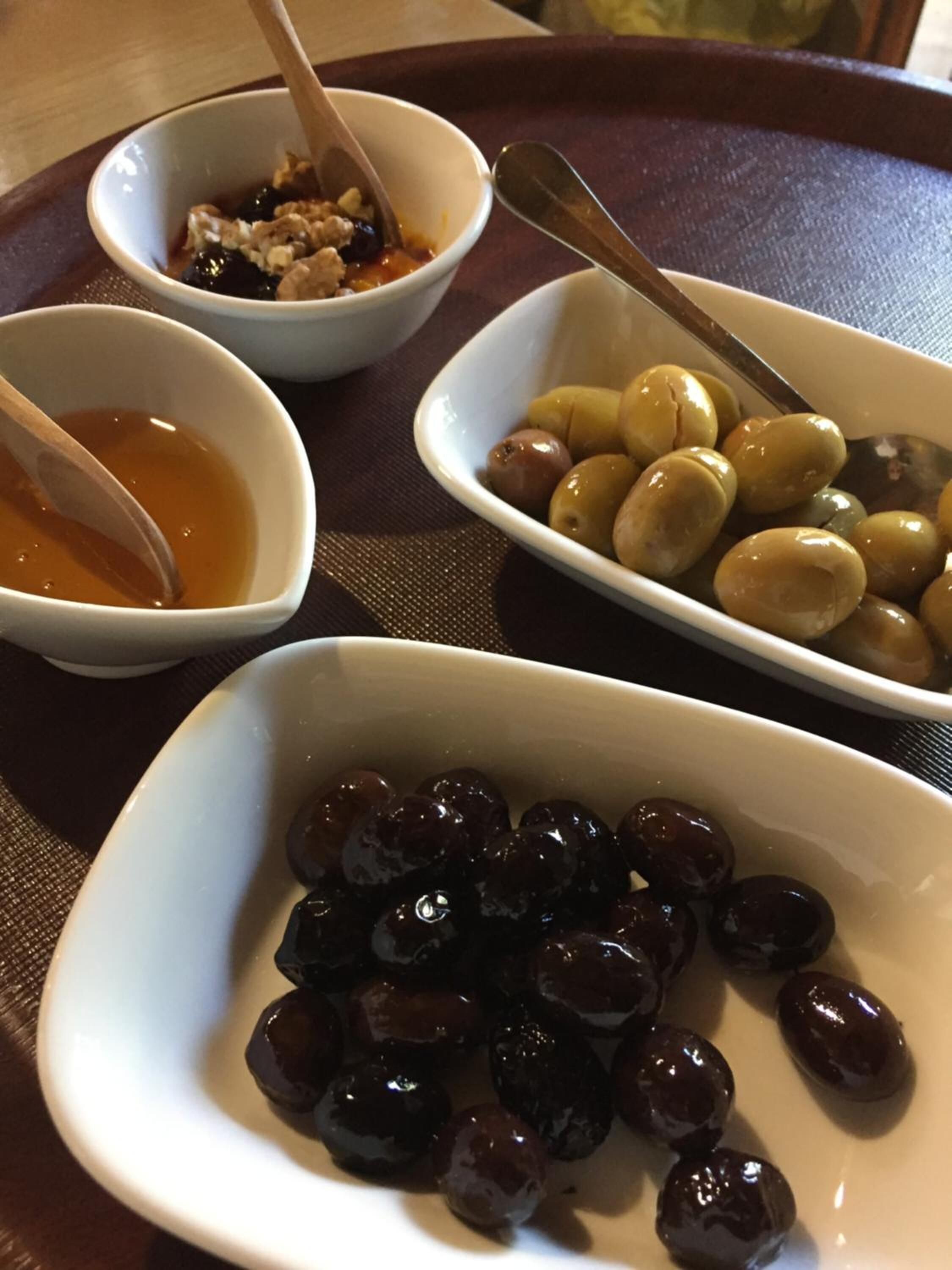 Three bowls of food on a tray.