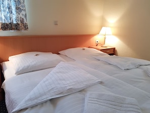Habitación doble | Escritorio, cortinas opacas, wifi gratis