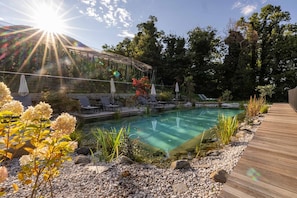 Piscina interna, piscina externa sazonal, espreguiçadeiras