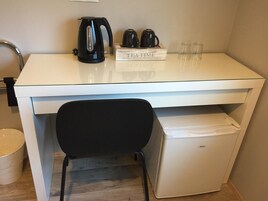 Escritorio, espacio para trabajar con un portátil, cortinas opacas