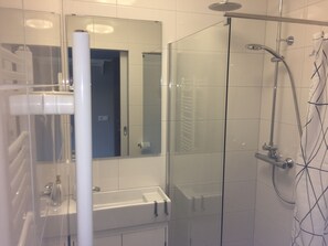 Shower, towels - Reykjadalur Guesthouse (Hveragerdi)
