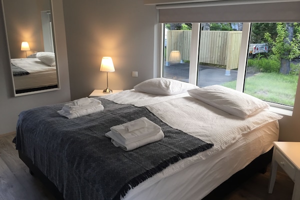 Escrivaninha, espaço de trabalho para notebook, cortinas blackout