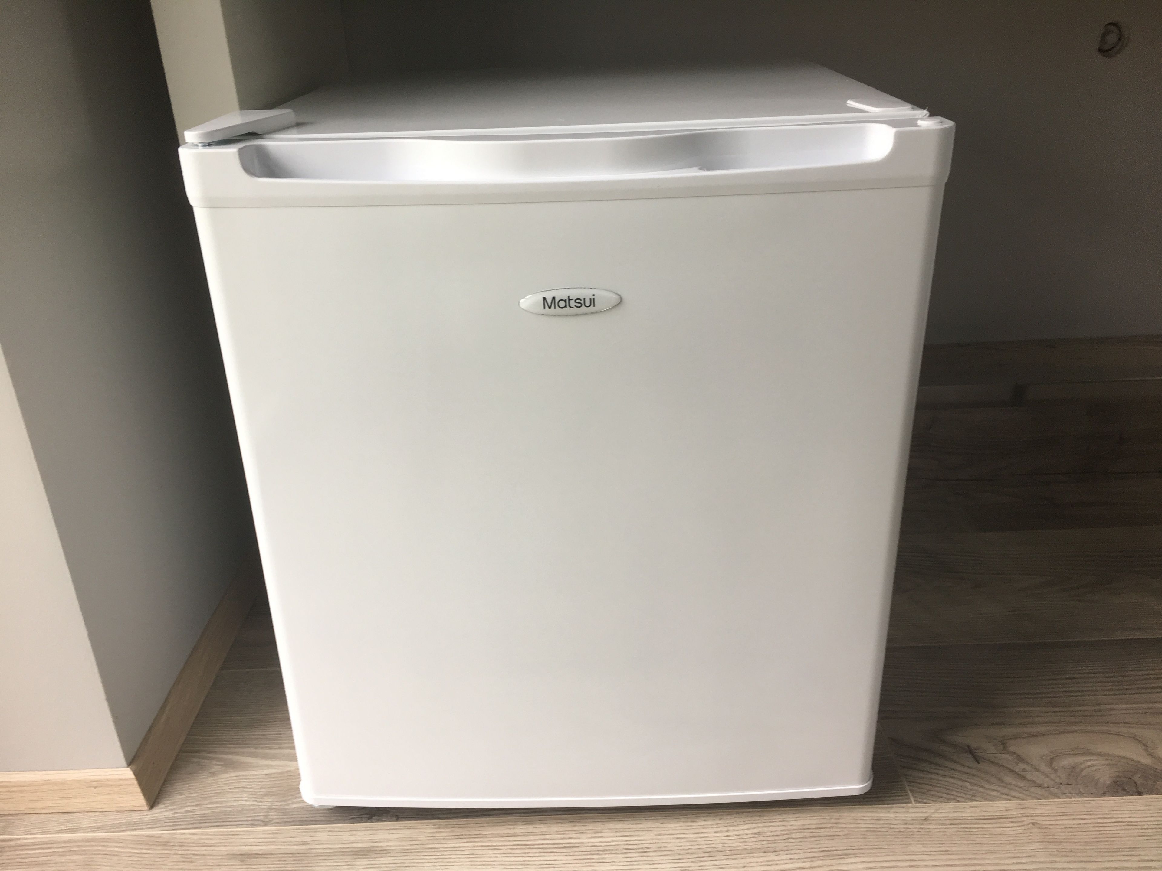 Un refrigerador blanco con una etiqueta de marca.