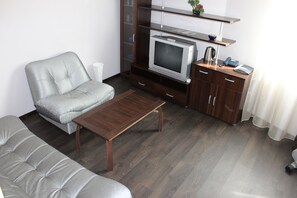 Suite, 1 dormitori | Sala d'estar | Televisor de pantalla plana
