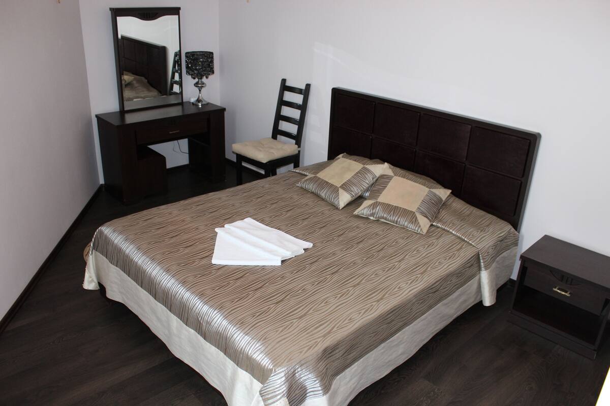 Suite, 1 camera da letto | Una scrivania, ferro/asse da stiro, culle/letti per bambini (gratuiti)