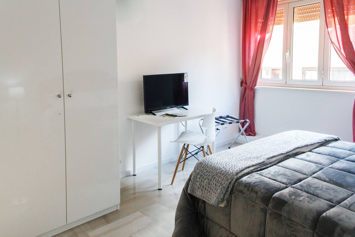 Ropa de cama de alta calidad y caja de seguridad en la habitación