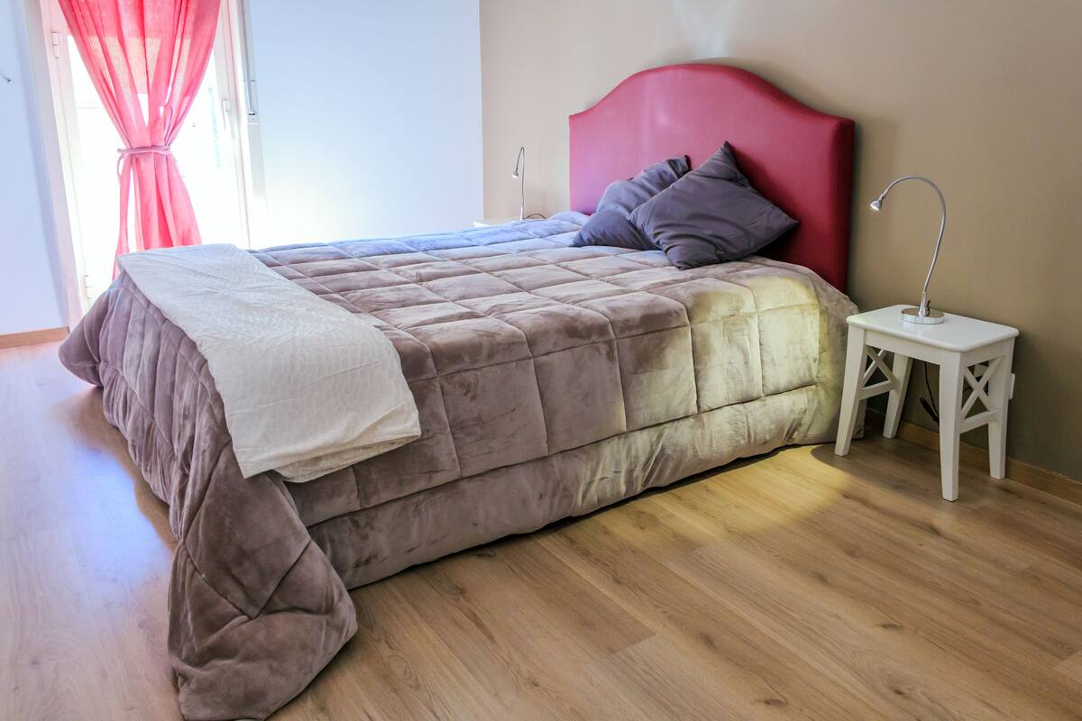 Ropa de cama de alta calidad y caja de seguridad en la habitación