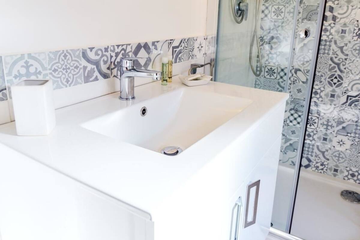 Ducha, artículos de tocador gratuitos, toallas