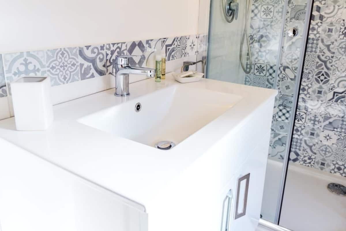 Regadera, amenidades de baño gratuitas, toallas