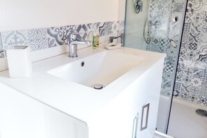 Dusche, kostenlose Toilettenartikel, Handtücher