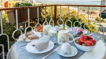 Dreibettzimmer, Talblick (Camera 1) | Hochwertige Bettwaren, Zimmersafe, Schreibtisch, Bügeleisen/Bügelbrett