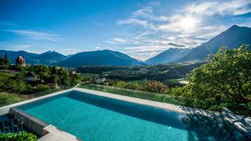Piscine couverte, piscine extérieure (ouverte en saison)