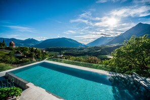 Indoor pool, seasonal outdoor pool, pool loungers - Hotel Finkennest (Schenna)