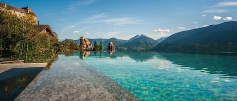 Piscina coperta, piscina stagionale all'aperto, lettini