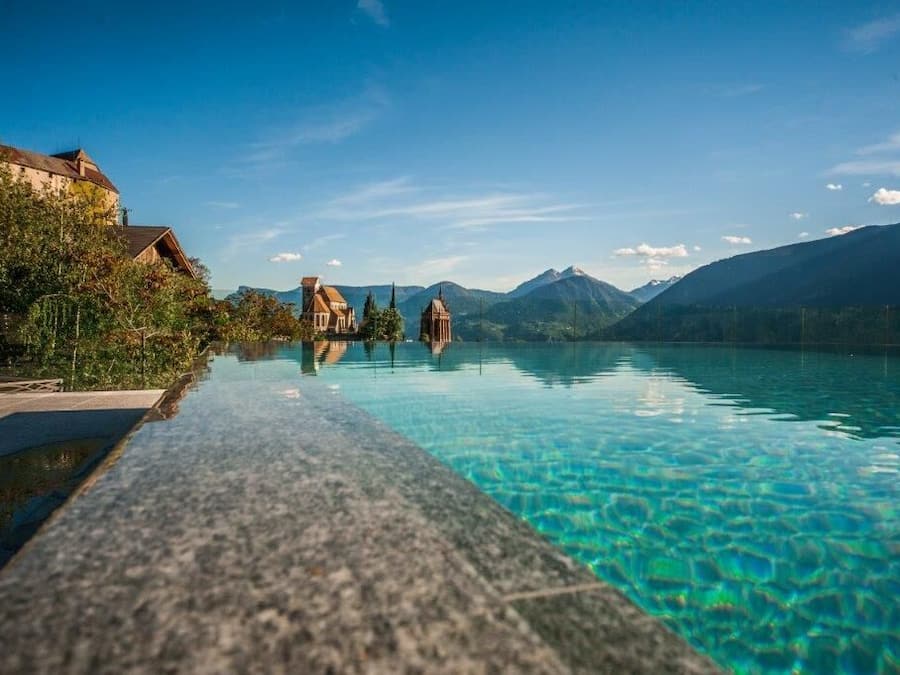 Innenpool, Außenpool (je nach Saison geöffnet), Liegestühle