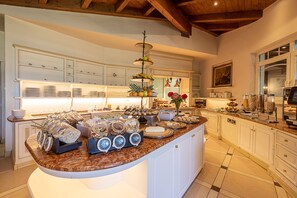 Free daily buffet breakfast  - Hotel Finkennest (Schenna)