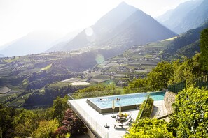 Indoor pool, seasonal outdoor pool, pool loungers - Hotel Finkennest (Schenna)