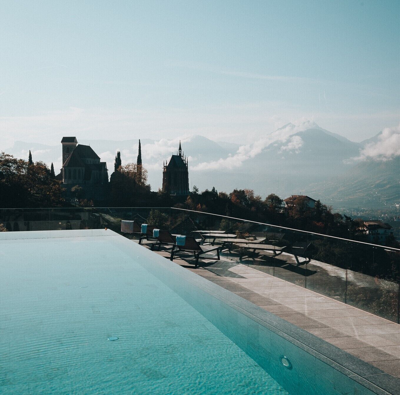 Innenpool, Außenpool (je nach Saison geöffnet), Liegestühle