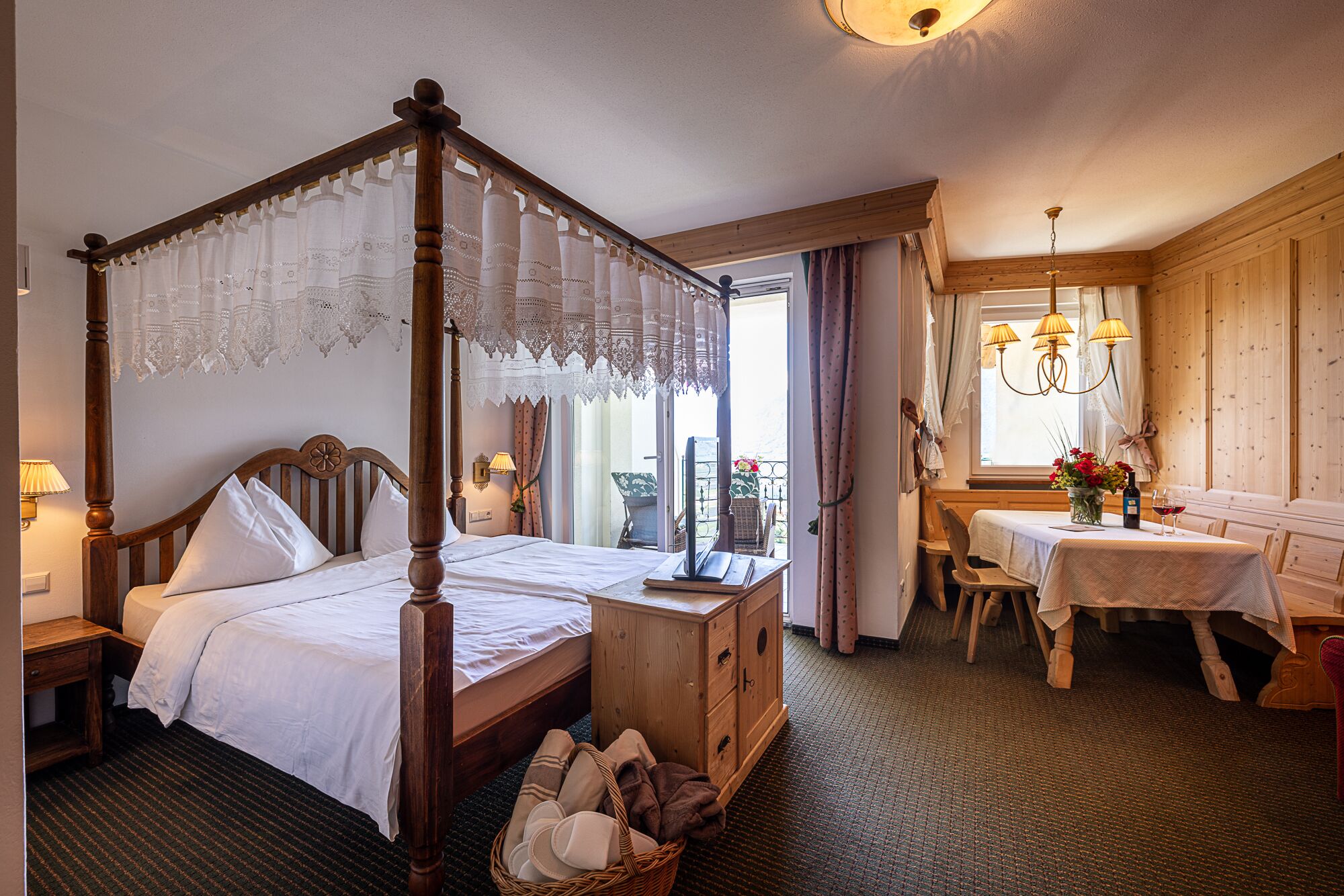 Suite panoramica, vista valle | 1 camera, minibar, una cassaforte in camera, una scrivania